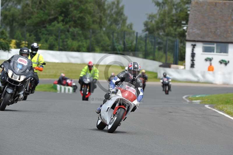 Mallory park Leicestershire;Mallory park photographs;Motorcycle action photographs;classic bikes;event digital images;eventdigitalimages;mallory park;no limits trackday;peter wileman photography;vintage bikes;vintage motorcycles;vmcc festival 1000 bikes