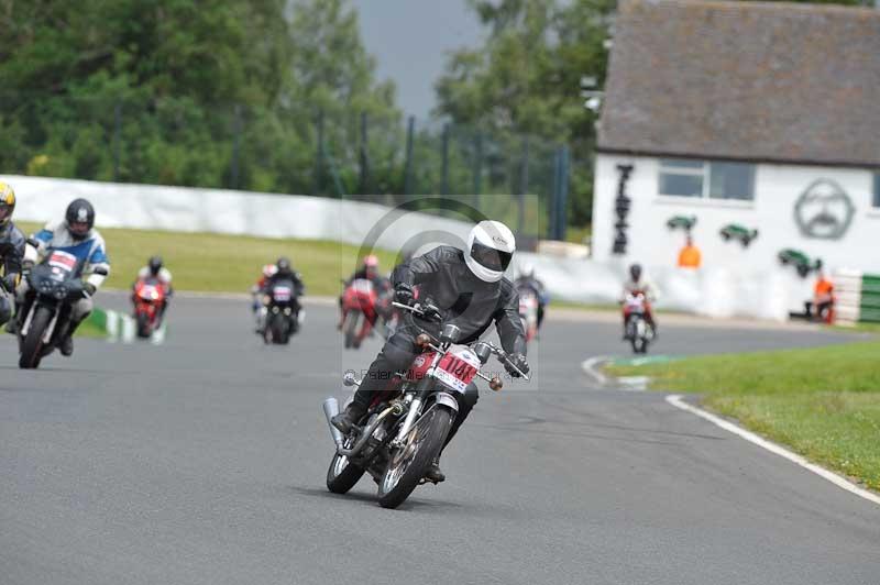 Mallory park Leicestershire;Mallory park photographs;Motorcycle action photographs;classic bikes;event digital images;eventdigitalimages;mallory park;no limits trackday;peter wileman photography;vintage bikes;vintage motorcycles;vmcc festival 1000 bikes