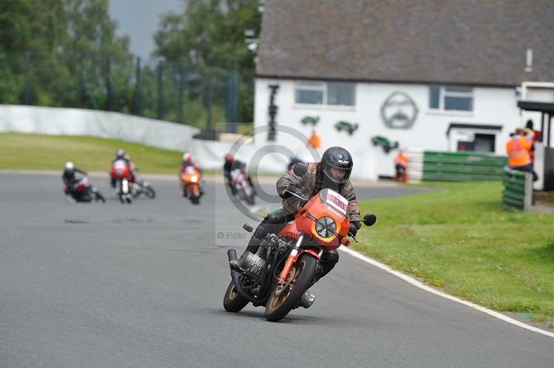 Mallory park Leicestershire;Mallory park photographs;Motorcycle action photographs;classic bikes;event digital images;eventdigitalimages;mallory park;no limits trackday;peter wileman photography;vintage bikes;vintage motorcycles;vmcc festival 1000 bikes