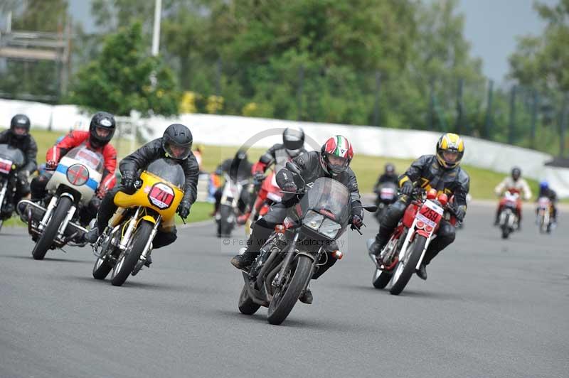 Mallory park Leicestershire;Mallory park photographs;Motorcycle action photographs;classic bikes;event digital images;eventdigitalimages;mallory park;no limits trackday;peter wileman photography;vintage bikes;vintage motorcycles;vmcc festival 1000 bikes