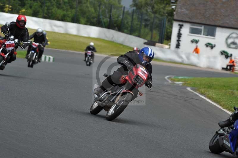 Mallory park Leicestershire;Mallory park photographs;Motorcycle action photographs;classic bikes;event digital images;eventdigitalimages;mallory park;no limits trackday;peter wileman photography;vintage bikes;vintage motorcycles;vmcc festival 1000 bikes