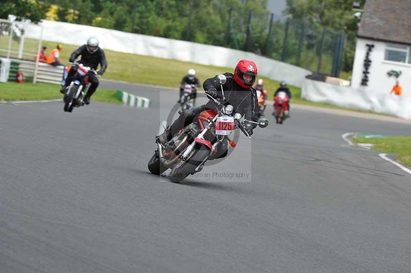 Mallory park Leicestershire;Mallory park photographs;Motorcycle action photographs;classic bikes;event digital images;eventdigitalimages;mallory park;no limits trackday;peter wileman photography;vintage bikes;vintage motorcycles;vmcc festival 1000 bikes