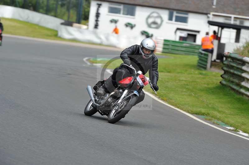 Mallory park Leicestershire;Mallory park photographs;Motorcycle action photographs;classic bikes;event digital images;eventdigitalimages;mallory park;no limits trackday;peter wileman photography;vintage bikes;vintage motorcycles;vmcc festival 1000 bikes