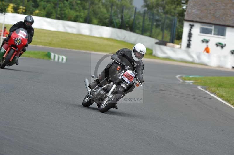 Mallory park Leicestershire;Mallory park photographs;Motorcycle action photographs;classic bikes;event digital images;eventdigitalimages;mallory park;no limits trackday;peter wileman photography;vintage bikes;vintage motorcycles;vmcc festival 1000 bikes