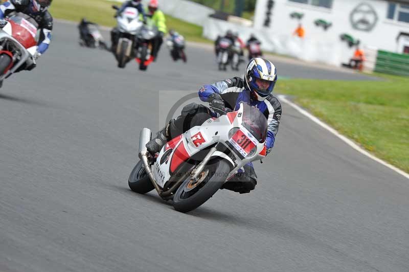 Mallory park Leicestershire;Mallory park photographs;Motorcycle action photographs;classic bikes;event digital images;eventdigitalimages;mallory park;no limits trackday;peter wileman photography;vintage bikes;vintage motorcycles;vmcc festival 1000 bikes