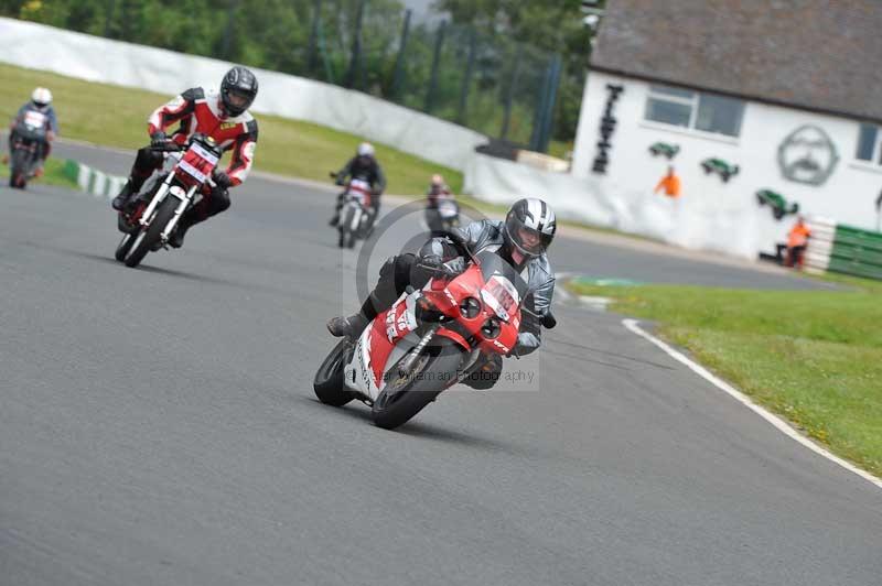 Mallory park Leicestershire;Mallory park photographs;Motorcycle action photographs;classic bikes;event digital images;eventdigitalimages;mallory park;no limits trackday;peter wileman photography;vintage bikes;vintage motorcycles;vmcc festival 1000 bikes