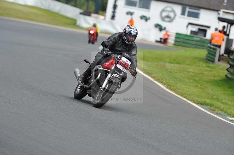 Mallory park Leicestershire;Mallory park photographs;Motorcycle action photographs;classic bikes;event digital images;eventdigitalimages;mallory park;no limits trackday;peter wileman photography;vintage bikes;vintage motorcycles;vmcc festival 1000 bikes