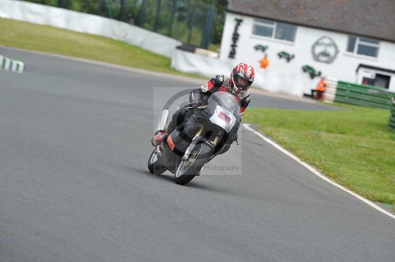 Mallory park Leicestershire;Mallory park photographs;Motorcycle action photographs;classic bikes;event digital images;eventdigitalimages;mallory park;no limits trackday;peter wileman photography;vintage bikes;vintage motorcycles;vmcc festival 1000 bikes