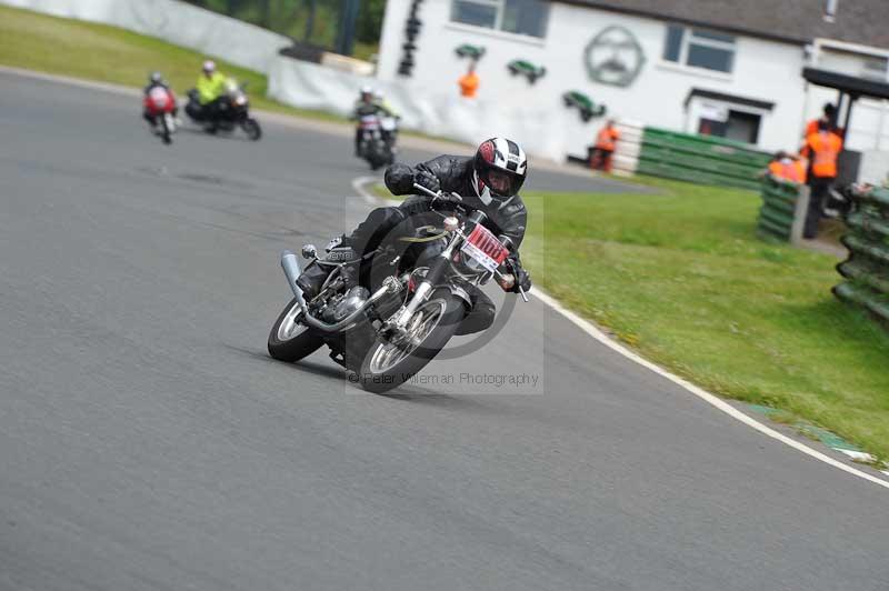 Mallory park Leicestershire;Mallory park photographs;Motorcycle action photographs;classic bikes;event digital images;eventdigitalimages;mallory park;no limits trackday;peter wileman photography;vintage bikes;vintage motorcycles;vmcc festival 1000 bikes