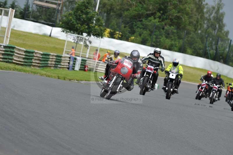 Mallory park Leicestershire;Mallory park photographs;Motorcycle action photographs;classic bikes;event digital images;eventdigitalimages;mallory park;no limits trackday;peter wileman photography;vintage bikes;vintage motorcycles;vmcc festival 1000 bikes