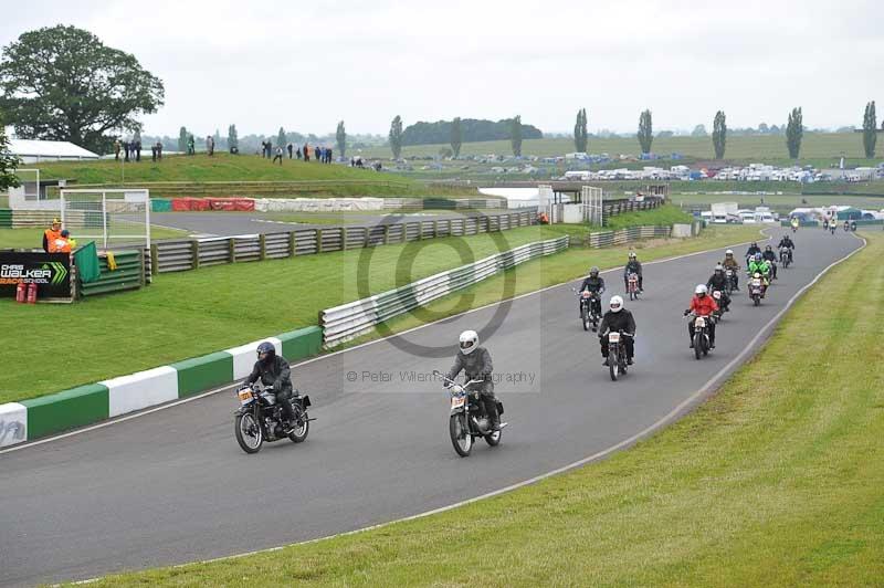 Mallory park Leicestershire;Mallory park photographs;Motorcycle action photographs;classic bikes;event digital images;eventdigitalimages;mallory park;no limits trackday;peter wileman photography;vintage bikes;vintage motorcycles;vmcc festival 1000 bikes