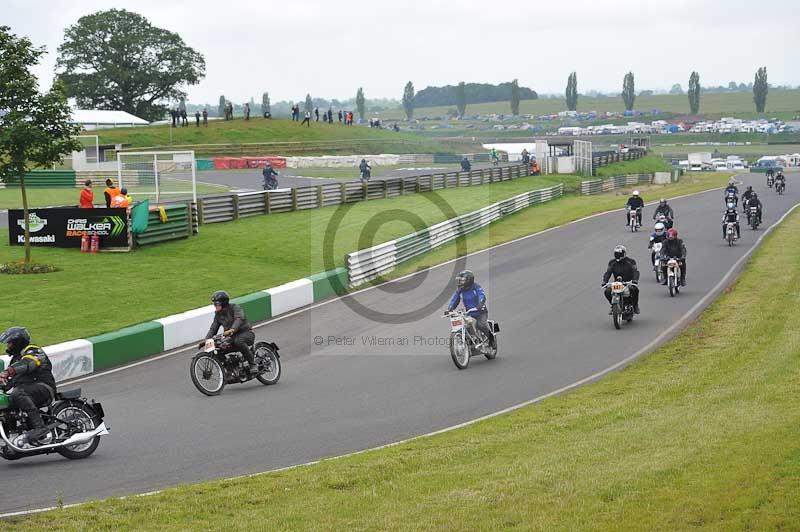 Mallory park Leicestershire;Mallory park photographs;Motorcycle action photographs;classic bikes;event digital images;eventdigitalimages;mallory park;no limits trackday;peter wileman photography;vintage bikes;vintage motorcycles;vmcc festival 1000 bikes