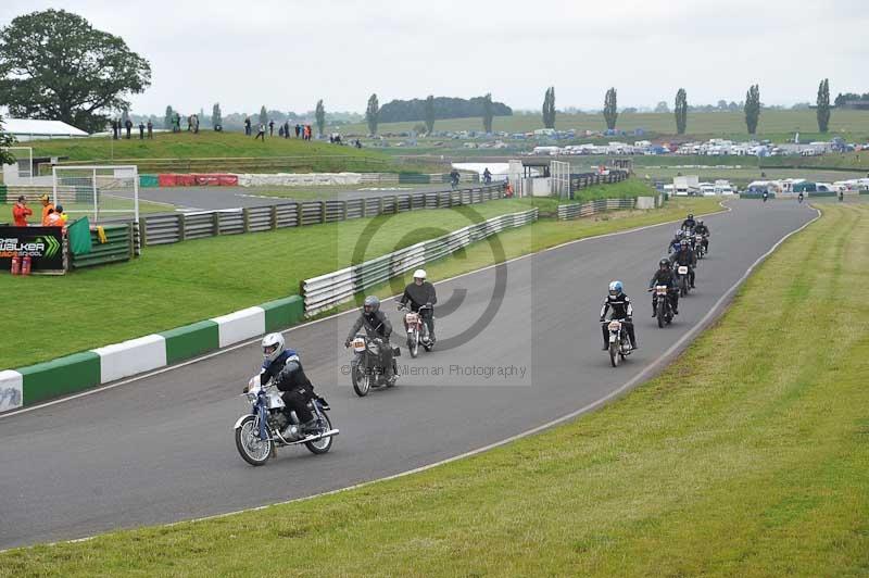 Mallory park Leicestershire;Mallory park photographs;Motorcycle action photographs;classic bikes;event digital images;eventdigitalimages;mallory park;no limits trackday;peter wileman photography;vintage bikes;vintage motorcycles;vmcc festival 1000 bikes