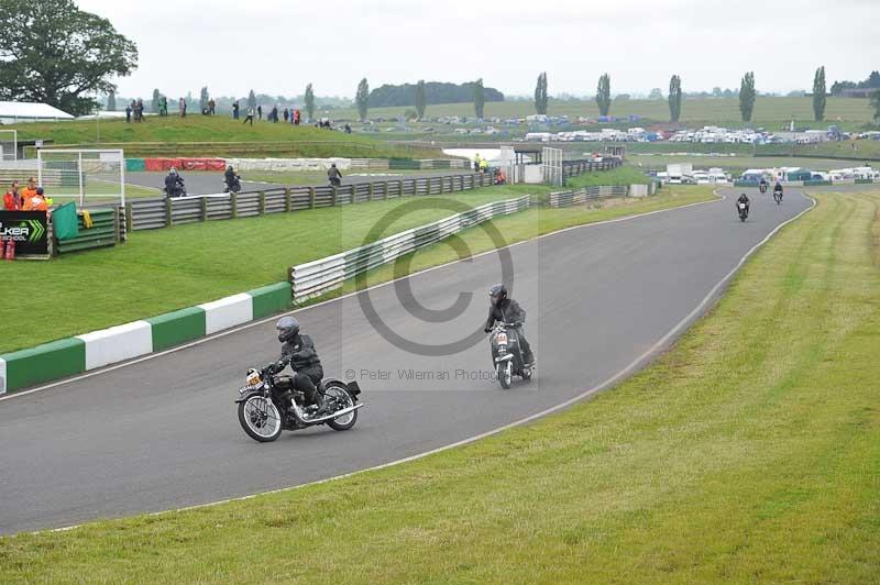 Mallory park Leicestershire;Mallory park photographs;Motorcycle action photographs;classic bikes;event digital images;eventdigitalimages;mallory park;no limits trackday;peter wileman photography;vintage bikes;vintage motorcycles;vmcc festival 1000 bikes