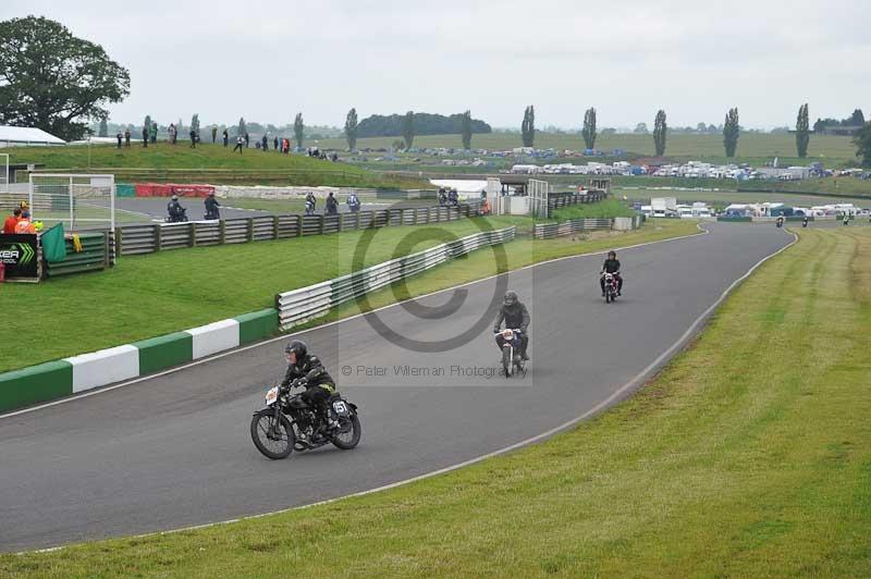 Mallory park Leicestershire;Mallory park photographs;Motorcycle action photographs;classic bikes;event digital images;eventdigitalimages;mallory park;no limits trackday;peter wileman photography;vintage bikes;vintage motorcycles;vmcc festival 1000 bikes