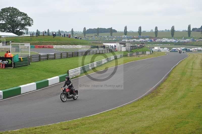 Mallory park Leicestershire;Mallory park photographs;Motorcycle action photographs;classic bikes;event digital images;eventdigitalimages;mallory park;no limits trackday;peter wileman photography;vintage bikes;vintage motorcycles;vmcc festival 1000 bikes