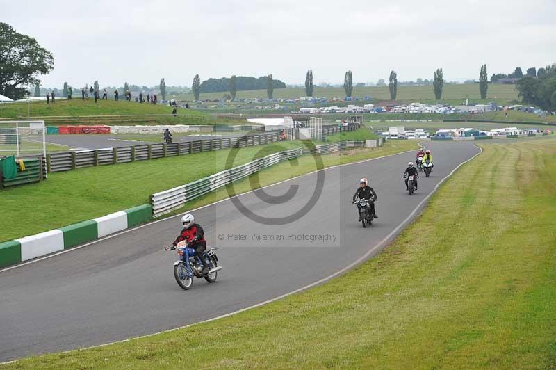 Mallory park Leicestershire;Mallory park photographs;Motorcycle action photographs;classic bikes;event digital images;eventdigitalimages;mallory park;no limits trackday;peter wileman photography;vintage bikes;vintage motorcycles;vmcc festival 1000 bikes