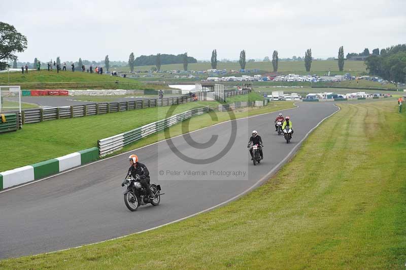 Mallory park Leicestershire;Mallory park photographs;Motorcycle action photographs;classic bikes;event digital images;eventdigitalimages;mallory park;no limits trackday;peter wileman photography;vintage bikes;vintage motorcycles;vmcc festival 1000 bikes