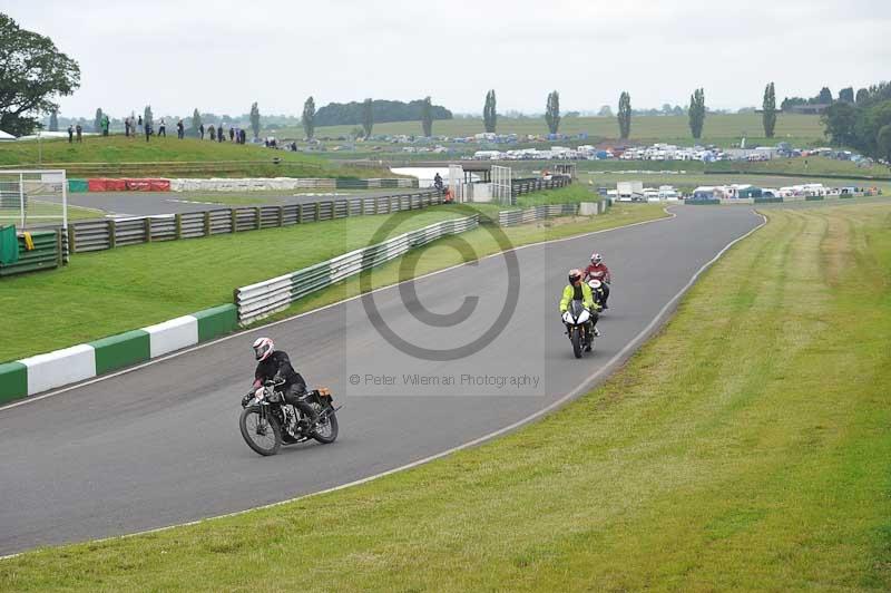 Mallory park Leicestershire;Mallory park photographs;Motorcycle action photographs;classic bikes;event digital images;eventdigitalimages;mallory park;no limits trackday;peter wileman photography;vintage bikes;vintage motorcycles;vmcc festival 1000 bikes