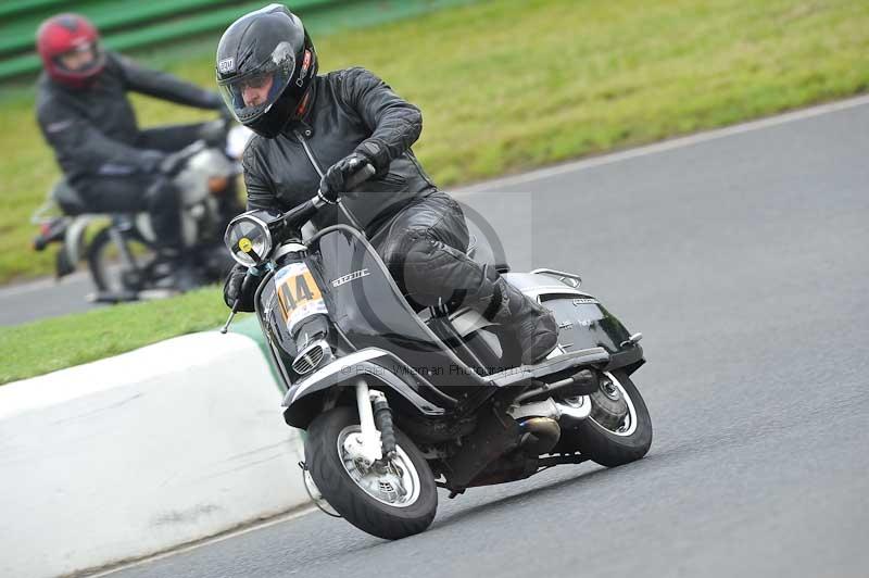 Mallory park Leicestershire;Mallory park photographs;Motorcycle action photographs;classic bikes;event digital images;eventdigitalimages;mallory park;no limits trackday;peter wileman photography;vintage bikes;vintage motorcycles;vmcc festival 1000 bikes