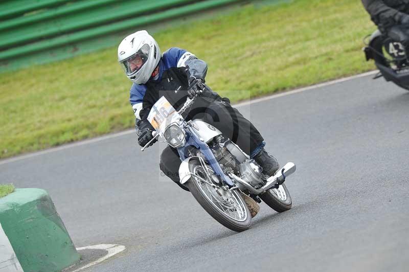 Mallory park Leicestershire;Mallory park photographs;Motorcycle action photographs;classic bikes;event digital images;eventdigitalimages;mallory park;no limits trackday;peter wileman photography;vintage bikes;vintage motorcycles;vmcc festival 1000 bikes