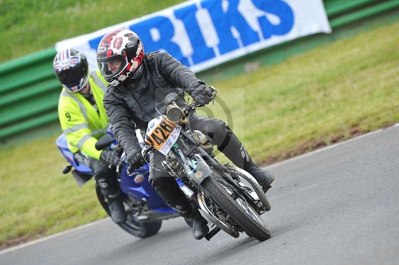 Mallory park Leicestershire;Mallory park photographs;Motorcycle action photographs;classic bikes;event digital images;eventdigitalimages;mallory park;no limits trackday;peter wileman photography;vintage bikes;vintage motorcycles;vmcc festival 1000 bikes