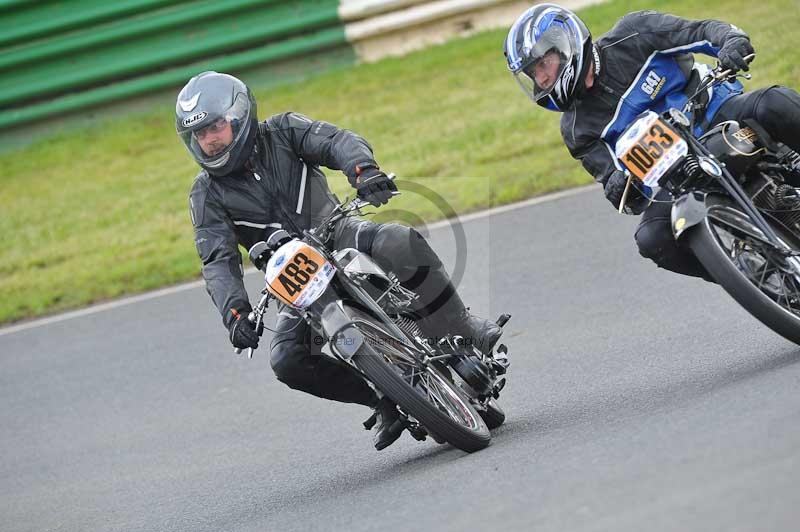 Mallory park Leicestershire;Mallory park photographs;Motorcycle action photographs;classic bikes;event digital images;eventdigitalimages;mallory park;no limits trackday;peter wileman photography;vintage bikes;vintage motorcycles;vmcc festival 1000 bikes