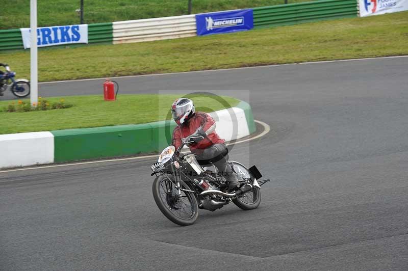 Mallory park Leicestershire;Mallory park photographs;Motorcycle action photographs;classic bikes;event digital images;eventdigitalimages;mallory park;no limits trackday;peter wileman photography;vintage bikes;vintage motorcycles;vmcc festival 1000 bikes