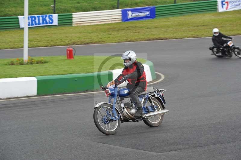 Mallory park Leicestershire;Mallory park photographs;Motorcycle action photographs;classic bikes;event digital images;eventdigitalimages;mallory park;no limits trackday;peter wileman photography;vintage bikes;vintage motorcycles;vmcc festival 1000 bikes