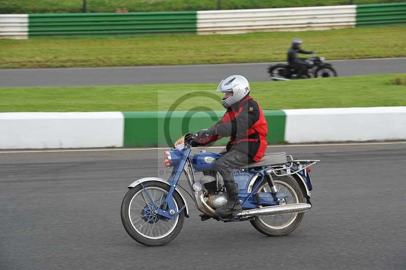 Mallory park Leicestershire;Mallory park photographs;Motorcycle action photographs;classic bikes;event digital images;eventdigitalimages;mallory park;no limits trackday;peter wileman photography;vintage bikes;vintage motorcycles;vmcc festival 1000 bikes