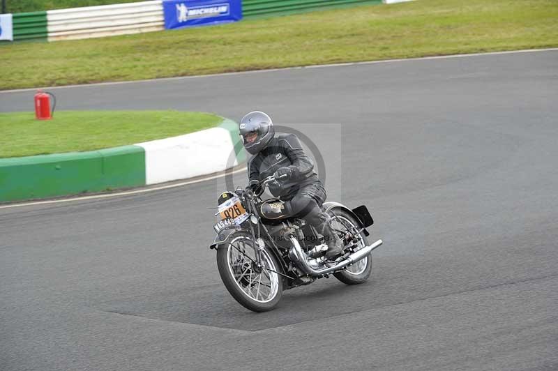 Mallory park Leicestershire;Mallory park photographs;Motorcycle action photographs;classic bikes;event digital images;eventdigitalimages;mallory park;no limits trackday;peter wileman photography;vintage bikes;vintage motorcycles;vmcc festival 1000 bikes