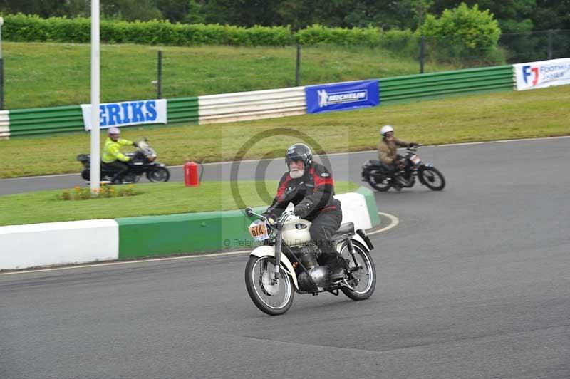 Mallory park Leicestershire;Mallory park photographs;Motorcycle action photographs;classic bikes;event digital images;eventdigitalimages;mallory park;no limits trackday;peter wileman photography;vintage bikes;vintage motorcycles;vmcc festival 1000 bikes