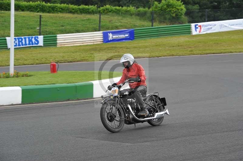 Mallory park Leicestershire;Mallory park photographs;Motorcycle action photographs;classic bikes;event digital images;eventdigitalimages;mallory park;no limits trackday;peter wileman photography;vintage bikes;vintage motorcycles;vmcc festival 1000 bikes