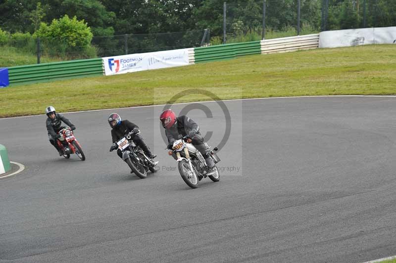 Mallory park Leicestershire;Mallory park photographs;Motorcycle action photographs;classic bikes;event digital images;eventdigitalimages;mallory park;no limits trackday;peter wileman photography;vintage bikes;vintage motorcycles;vmcc festival 1000 bikes