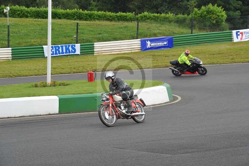 Mallory park Leicestershire;Mallory park photographs;Motorcycle action photographs;classic bikes;event digital images;eventdigitalimages;mallory park;no limits trackday;peter wileman photography;vintage bikes;vintage motorcycles;vmcc festival 1000 bikes