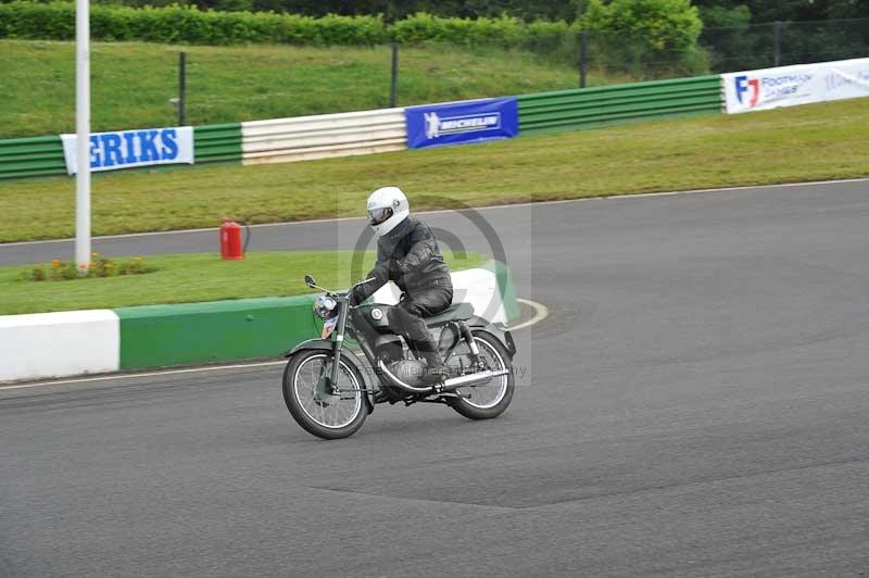 Mallory park Leicestershire;Mallory park photographs;Motorcycle action photographs;classic bikes;event digital images;eventdigitalimages;mallory park;no limits trackday;peter wileman photography;vintage bikes;vintage motorcycles;vmcc festival 1000 bikes