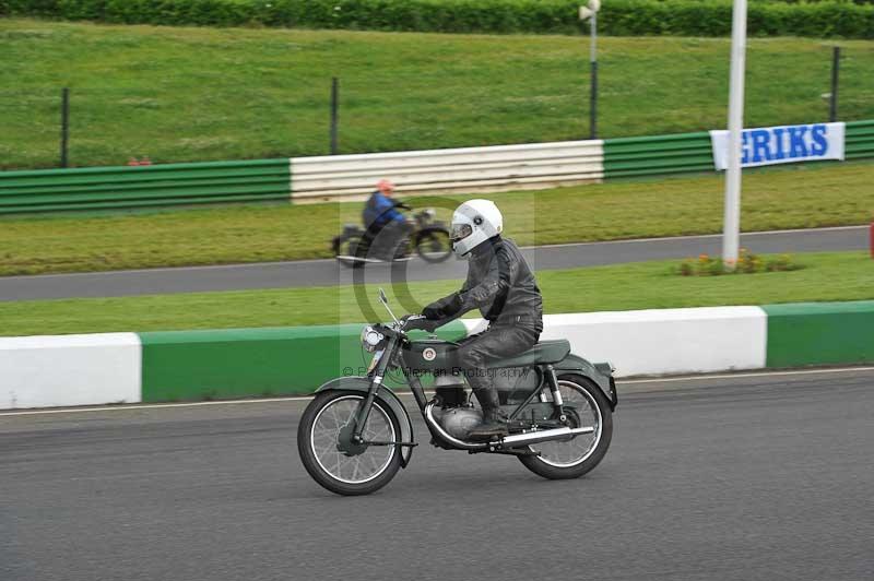 Mallory park Leicestershire;Mallory park photographs;Motorcycle action photographs;classic bikes;event digital images;eventdigitalimages;mallory park;no limits trackday;peter wileman photography;vintage bikes;vintage motorcycles;vmcc festival 1000 bikes