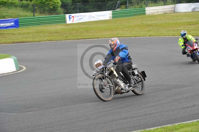 Mallory park Leicestershire;Mallory park photographs;Motorcycle action photographs;classic bikes;event digital images;eventdigitalimages;mallory park;no limits trackday;peter wileman photography;vintage bikes;vintage motorcycles;vmcc festival 1000 bikes