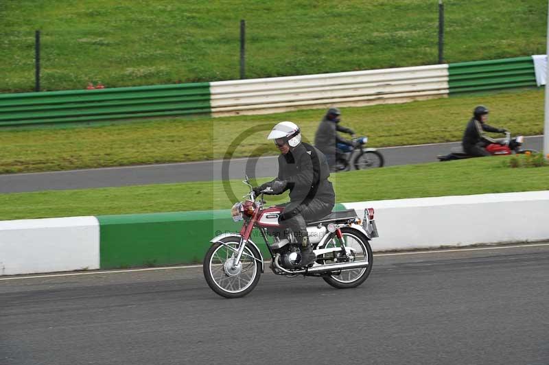 Mallory park Leicestershire;Mallory park photographs;Motorcycle action photographs;classic bikes;event digital images;eventdigitalimages;mallory park;no limits trackday;peter wileman photography;vintage bikes;vintage motorcycles;vmcc festival 1000 bikes