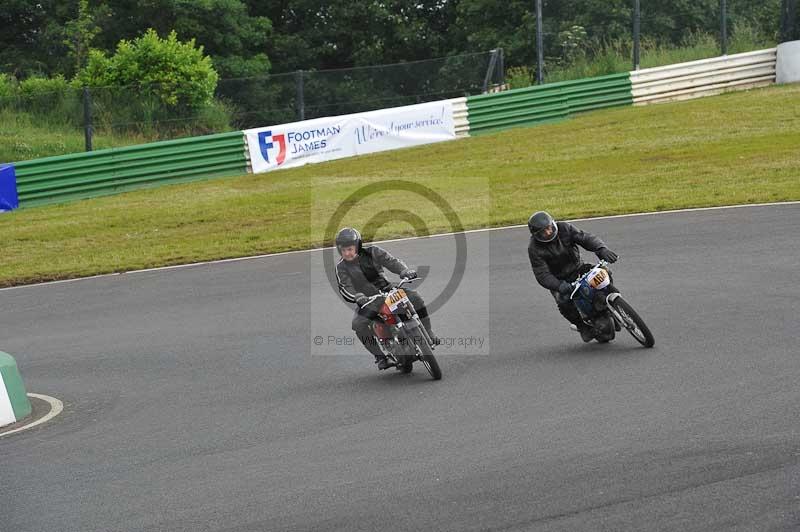 Mallory park Leicestershire;Mallory park photographs;Motorcycle action photographs;classic bikes;event digital images;eventdigitalimages;mallory park;no limits trackday;peter wileman photography;vintage bikes;vintage motorcycles;vmcc festival 1000 bikes