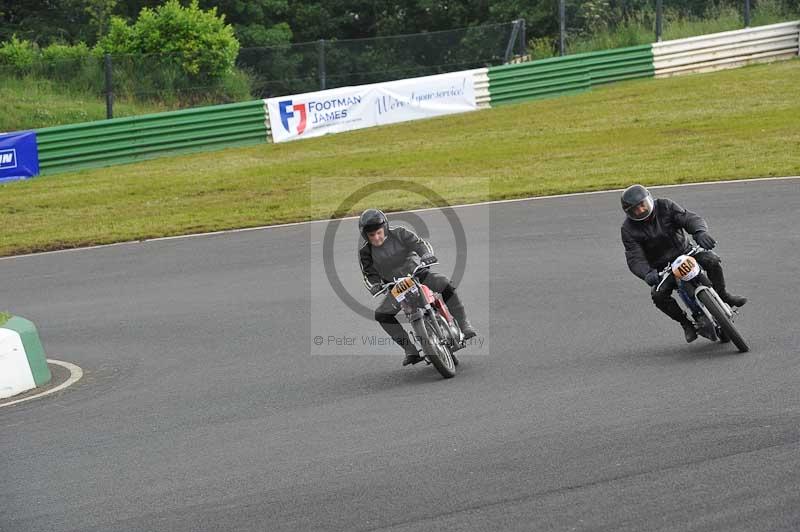 Mallory park Leicestershire;Mallory park photographs;Motorcycle action photographs;classic bikes;event digital images;eventdigitalimages;mallory park;no limits trackday;peter wileman photography;vintage bikes;vintage motorcycles;vmcc festival 1000 bikes