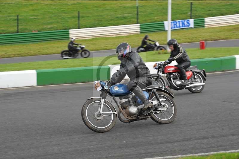 Mallory park Leicestershire;Mallory park photographs;Motorcycle action photographs;classic bikes;event digital images;eventdigitalimages;mallory park;no limits trackday;peter wileman photography;vintage bikes;vintage motorcycles;vmcc festival 1000 bikes