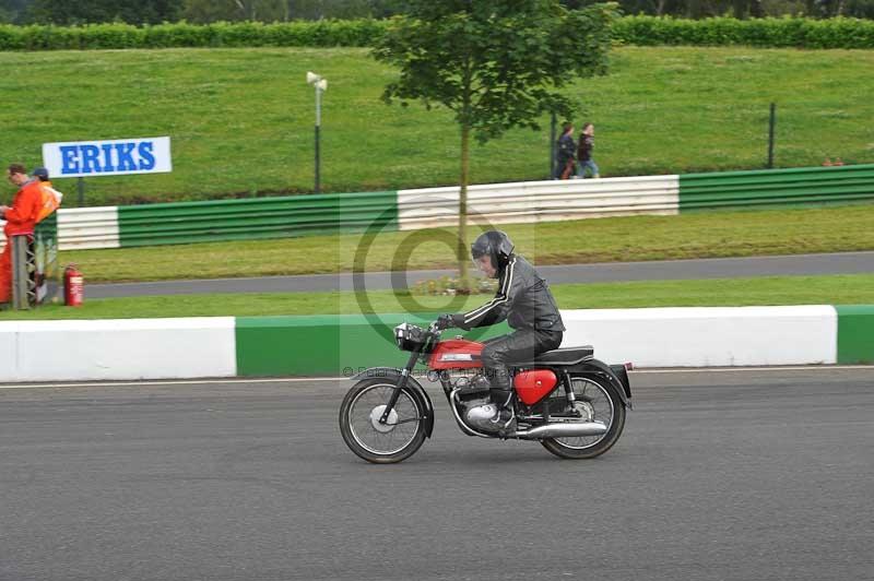 Mallory park Leicestershire;Mallory park photographs;Motorcycle action photographs;classic bikes;event digital images;eventdigitalimages;mallory park;no limits trackday;peter wileman photography;vintage bikes;vintage motorcycles;vmcc festival 1000 bikes