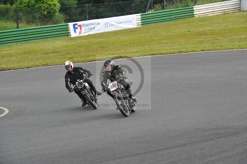 Mallory park Leicestershire;Mallory park photographs;Motorcycle action photographs;classic bikes;event digital images;eventdigitalimages;mallory park;no limits trackday;peter wileman photography;vintage bikes;vintage motorcycles;vmcc festival 1000 bikes