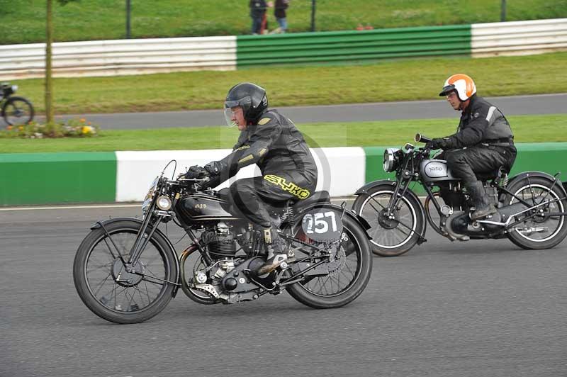 Mallory park Leicestershire;Mallory park photographs;Motorcycle action photographs;classic bikes;event digital images;eventdigitalimages;mallory park;no limits trackday;peter wileman photography;vintage bikes;vintage motorcycles;vmcc festival 1000 bikes