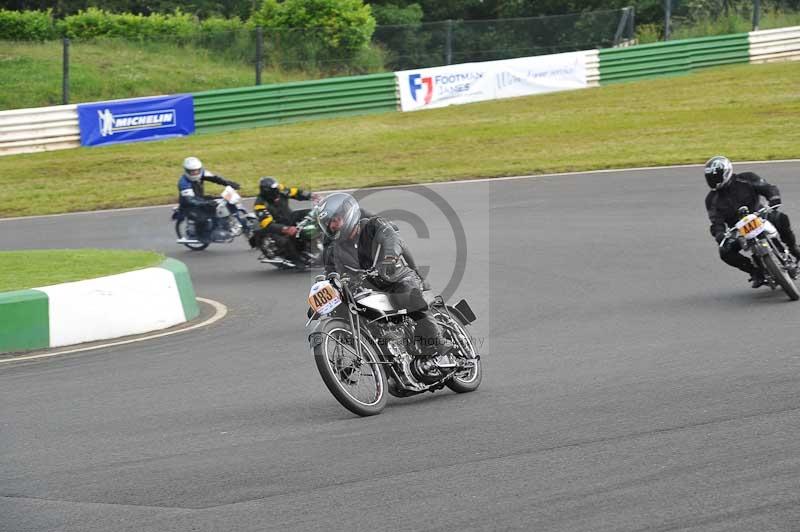 Mallory park Leicestershire;Mallory park photographs;Motorcycle action photographs;classic bikes;event digital images;eventdigitalimages;mallory park;no limits trackday;peter wileman photography;vintage bikes;vintage motorcycles;vmcc festival 1000 bikes