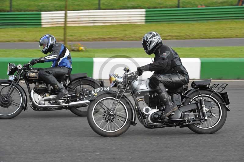 Mallory park Leicestershire;Mallory park photographs;Motorcycle action photographs;classic bikes;event digital images;eventdigitalimages;mallory park;no limits trackday;peter wileman photography;vintage bikes;vintage motorcycles;vmcc festival 1000 bikes