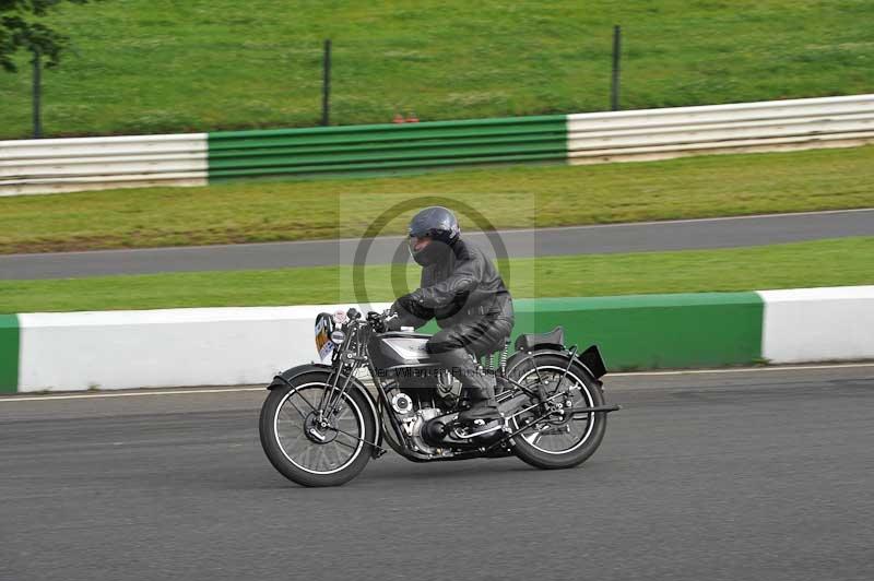 Mallory park Leicestershire;Mallory park photographs;Motorcycle action photographs;classic bikes;event digital images;eventdigitalimages;mallory park;no limits trackday;peter wileman photography;vintage bikes;vintage motorcycles;vmcc festival 1000 bikes