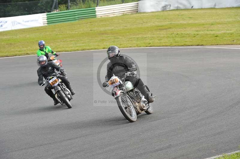 Mallory park Leicestershire;Mallory park photographs;Motorcycle action photographs;classic bikes;event digital images;eventdigitalimages;mallory park;no limits trackday;peter wileman photography;vintage bikes;vintage motorcycles;vmcc festival 1000 bikes