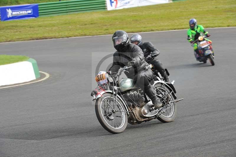 Mallory park Leicestershire;Mallory park photographs;Motorcycle action photographs;classic bikes;event digital images;eventdigitalimages;mallory park;no limits trackday;peter wileman photography;vintage bikes;vintage motorcycles;vmcc festival 1000 bikes